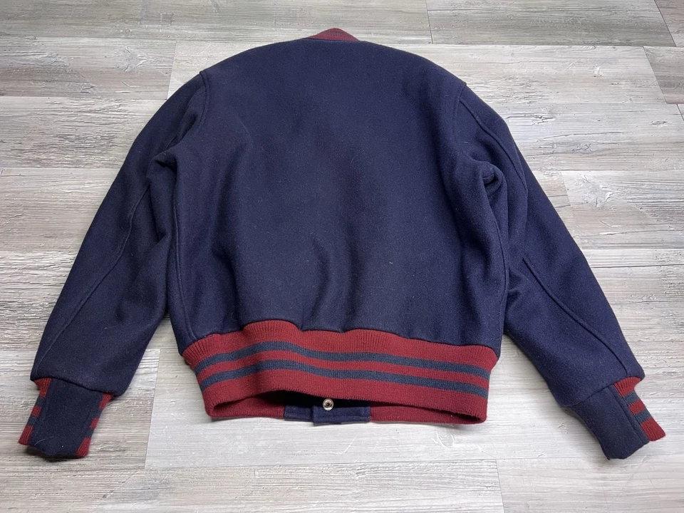 Chaqueta Universitaria Vintage Parche Águila Azul Marino Hecha en EE. UU. Oso Dorado M Snap Foto 2 de 4
