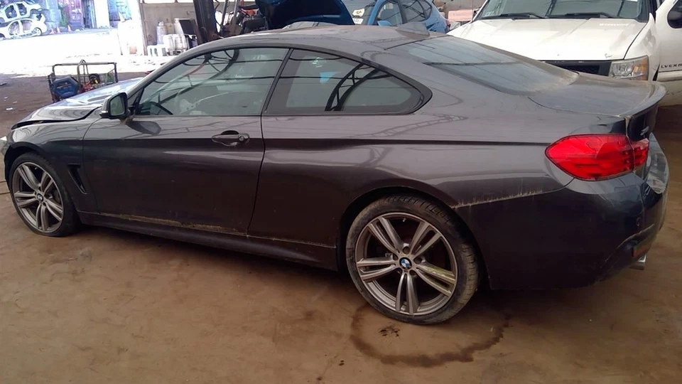 Pinça de passageiro dianteira sem freios de cerâmica carbono compatível com 15-20 BMW M4 6642023 - Imagem 4 de 4