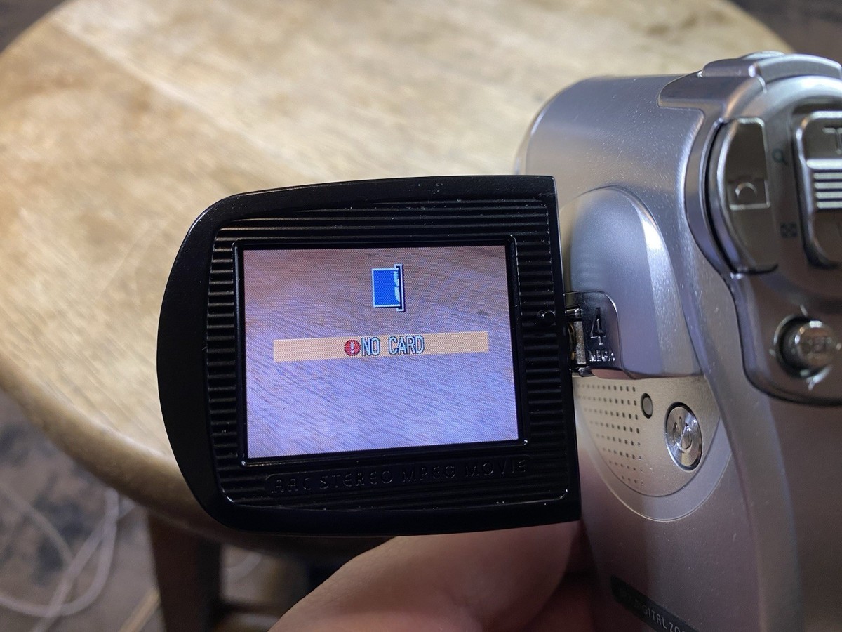 Sanyo Xacti C40 Digital Movie Camera 4MP 5x Optical Zoom TESTED NO