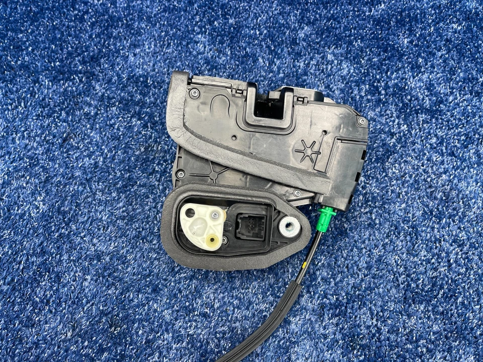 Chevrolet Malibu 2016-2024 pestillo de puerta delantera derecha OEM 13507153 Foto 4 de 4