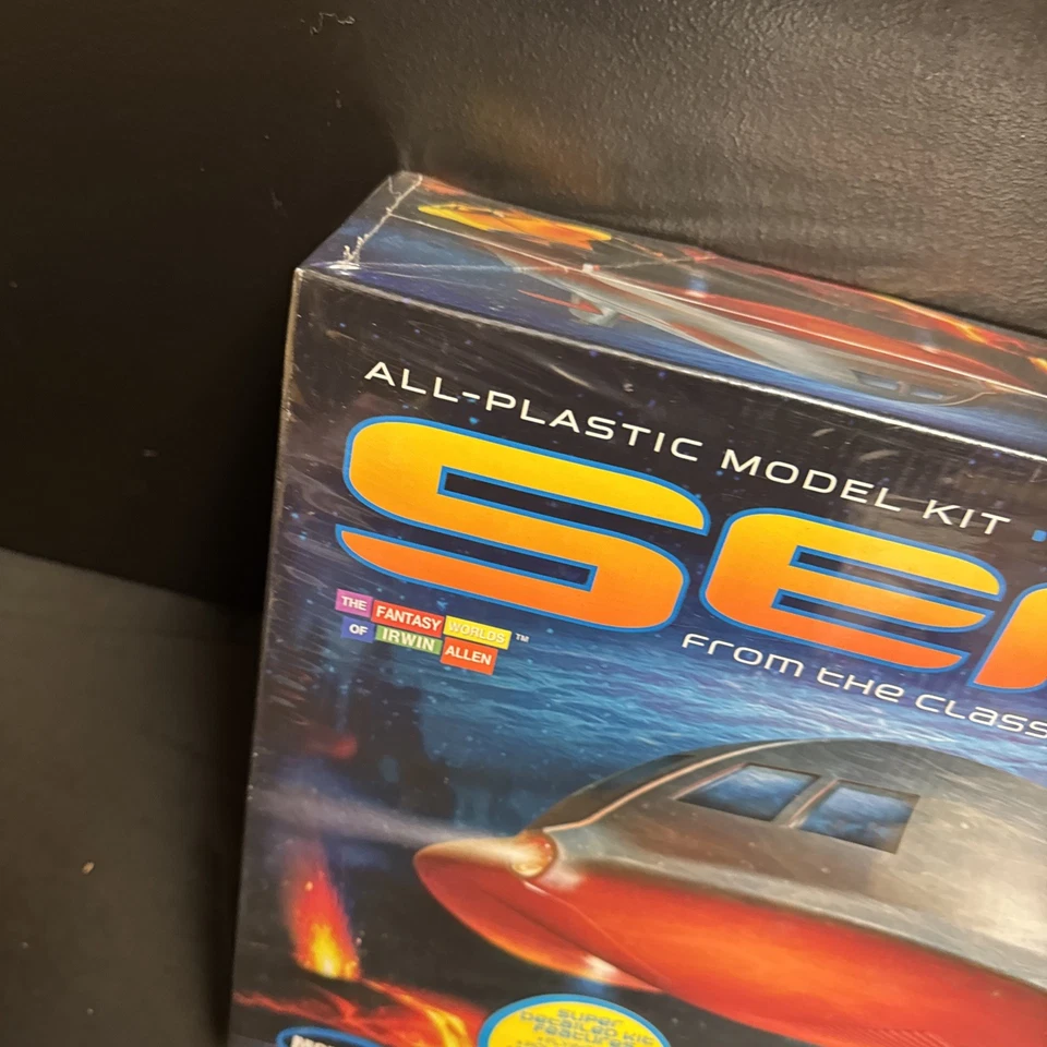 Moebius Model MOE707 Voyage to the Bottom of the Sea 4-Window Seaview Submarine - Image 4 of 4