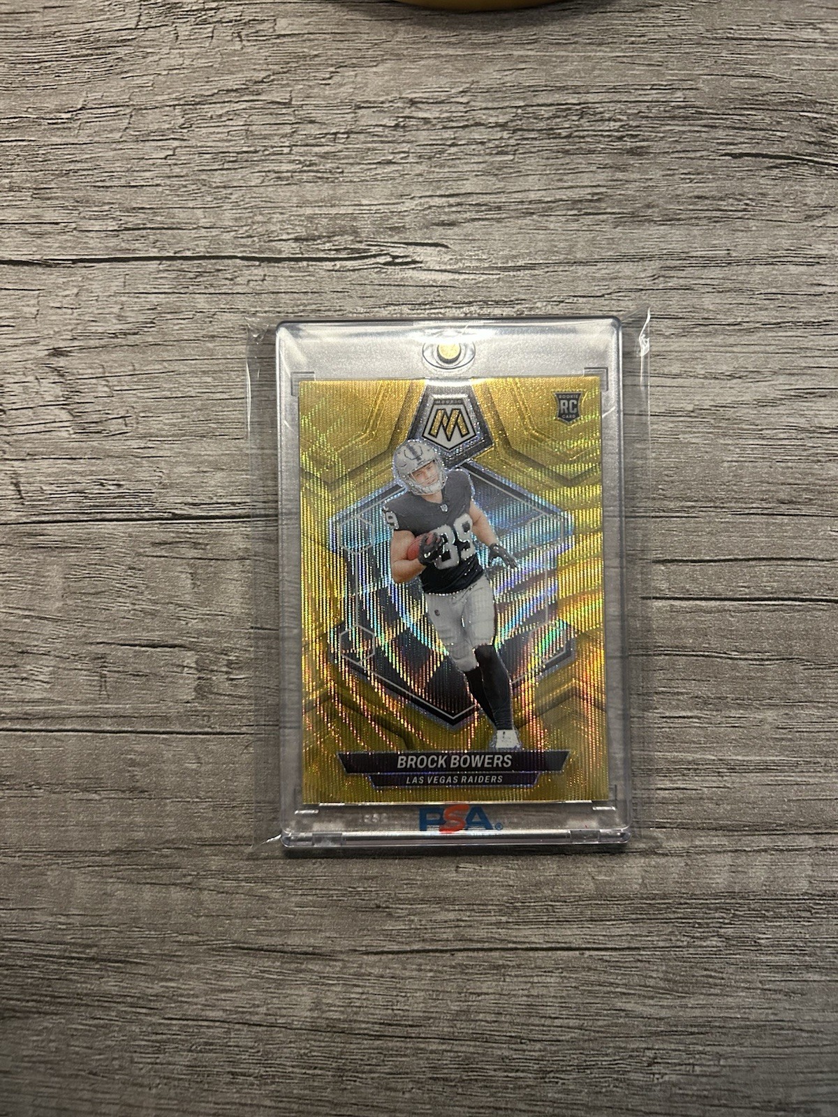 2024 Panini Mosaic Brock Bowers #313 Gold Wave Mosaic Prizm /17 (RC)