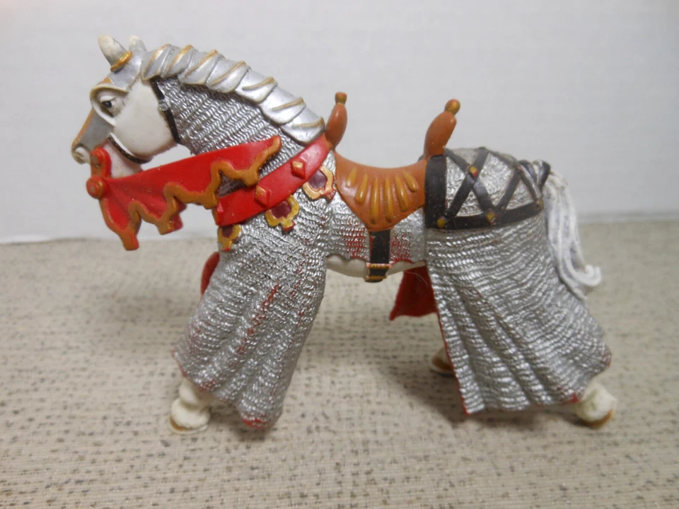 Caballo de juguete medieval de plástico en zócalo / 5 1/2" L X 4" H de colección Foto 4 de 4
