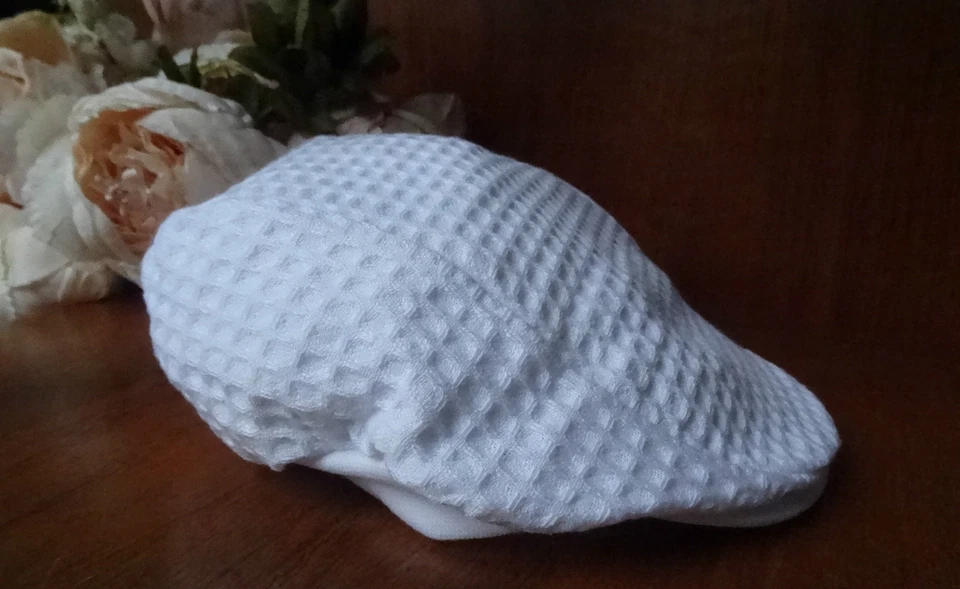 Gorra plana de verano con gofres blancos 100% algodón hecho en el Reino Unido 6-12-18-24 mths Foto 2 de 4