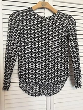 H&M Women’s Size 4 Shirt Top Blouse Long  Sleeve Lightweight Puma Kangaroo