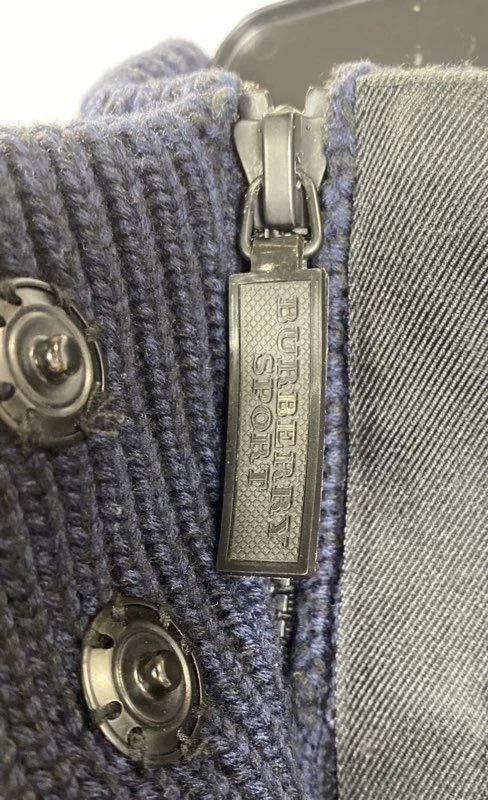 Chaqueta suéter tejida con capucha y botones azules Burberry para mujer talla pequeña Foto 4 de 4