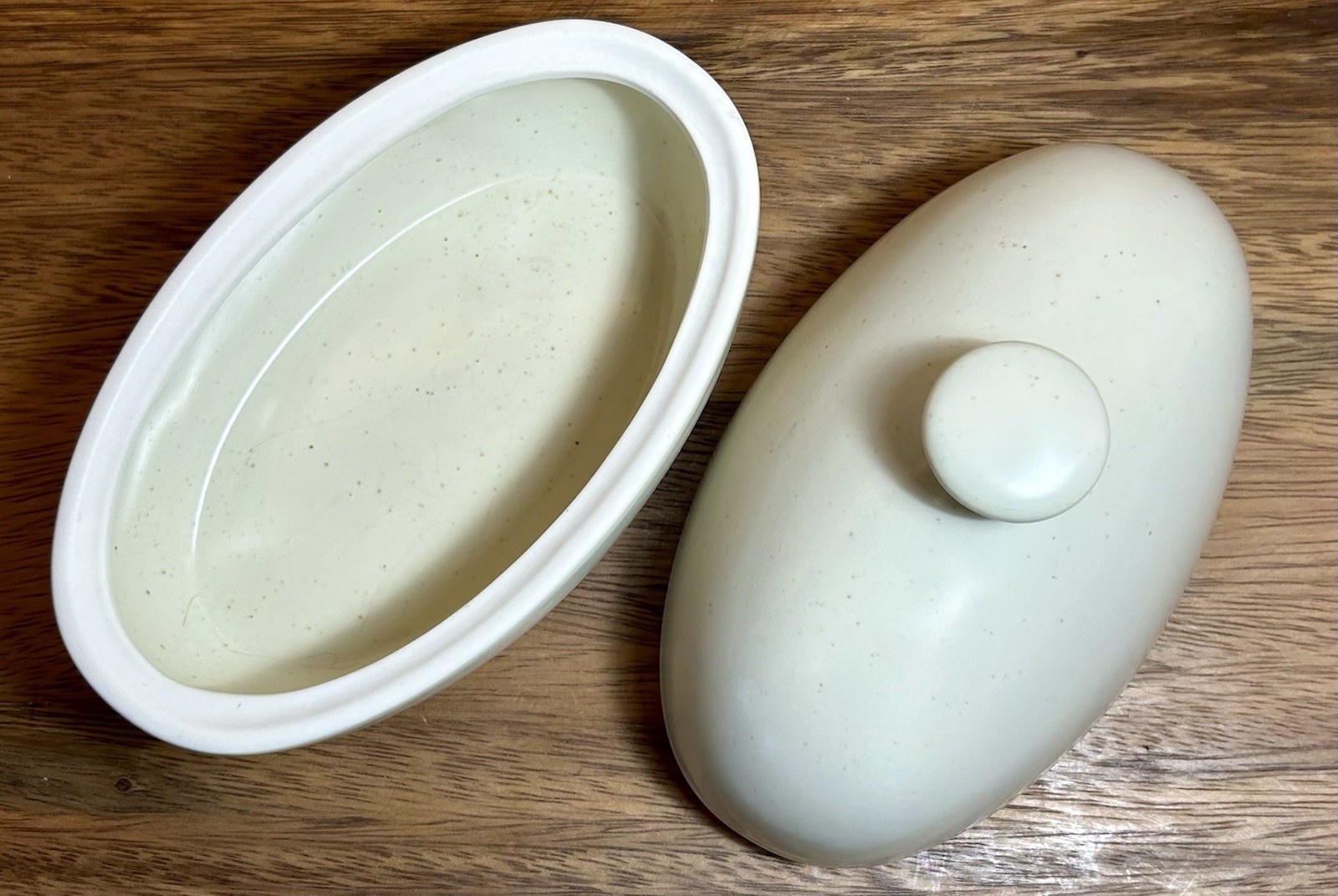 Lindt-Stymeist Linen Oval Covered Butter Dish Craftworks Japan