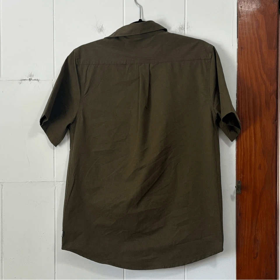 Camisa pequeña con botones verde oliva Onia para hombre Foto 4 de 4