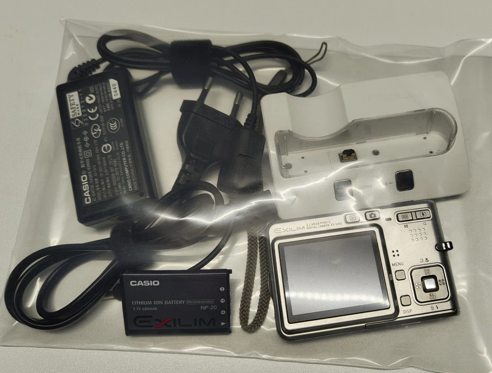 Casio Exilim EX-S100 Digitalkamera inklusive und kostenloser Versand! TopZustand