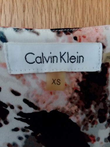 Abito smanicato Calvin Klein tubino floreale oro bordo a contrasto - Foto 5 di 6