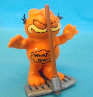 GARFIELD tritt auf Rechen / Harke : WHAT A DAY Bully Bullyland