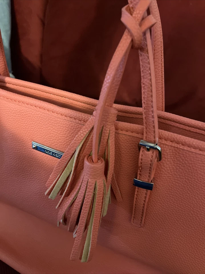 Cartera de mano grande con flecos de coral naranja Nine West de doble asa de 18" de ancho Foto 2 de 4