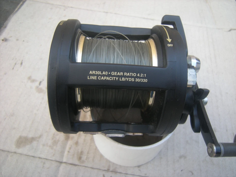 Carrete de pesca convencional Shakespeare Ugly Stik modelo AR30LA0 Levelwind Foto 2 de 4