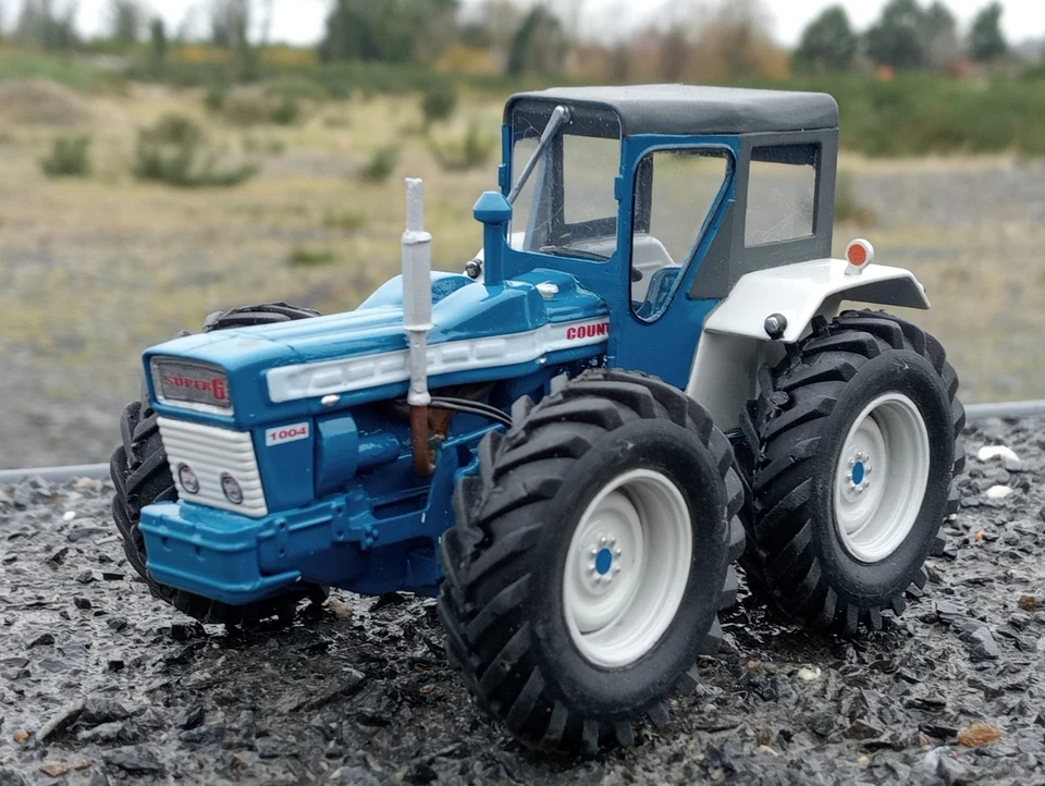 1/32 FORD COUNTY 1004 SUPER-SIX tractor model with Lambourn cab - Image 3 of 4