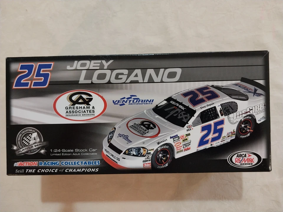 Joey Logano #25 2008 Joe Gibbs Racing Oil 1/24 versión de carreras de novato autografiada Foto 2 de 4