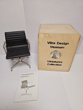 Sedia in alluminio Vitra Design Museum collezione miniature Charles & Ray Eames