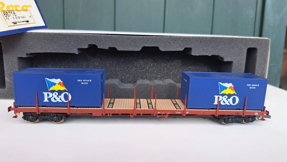 Roco 66718 Carro pianale Rgs a carrelli con stanti con container P&O - Immagine 3 di 4
