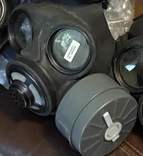 **** CANADIAN MILITARY GAS MASK VINTAGE -.