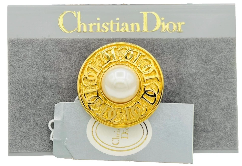 Wie Neu,Vintage DIOR CD Logo Kunstperle Vergoldet Brosche 2.70cm. Etikett+Karte.
