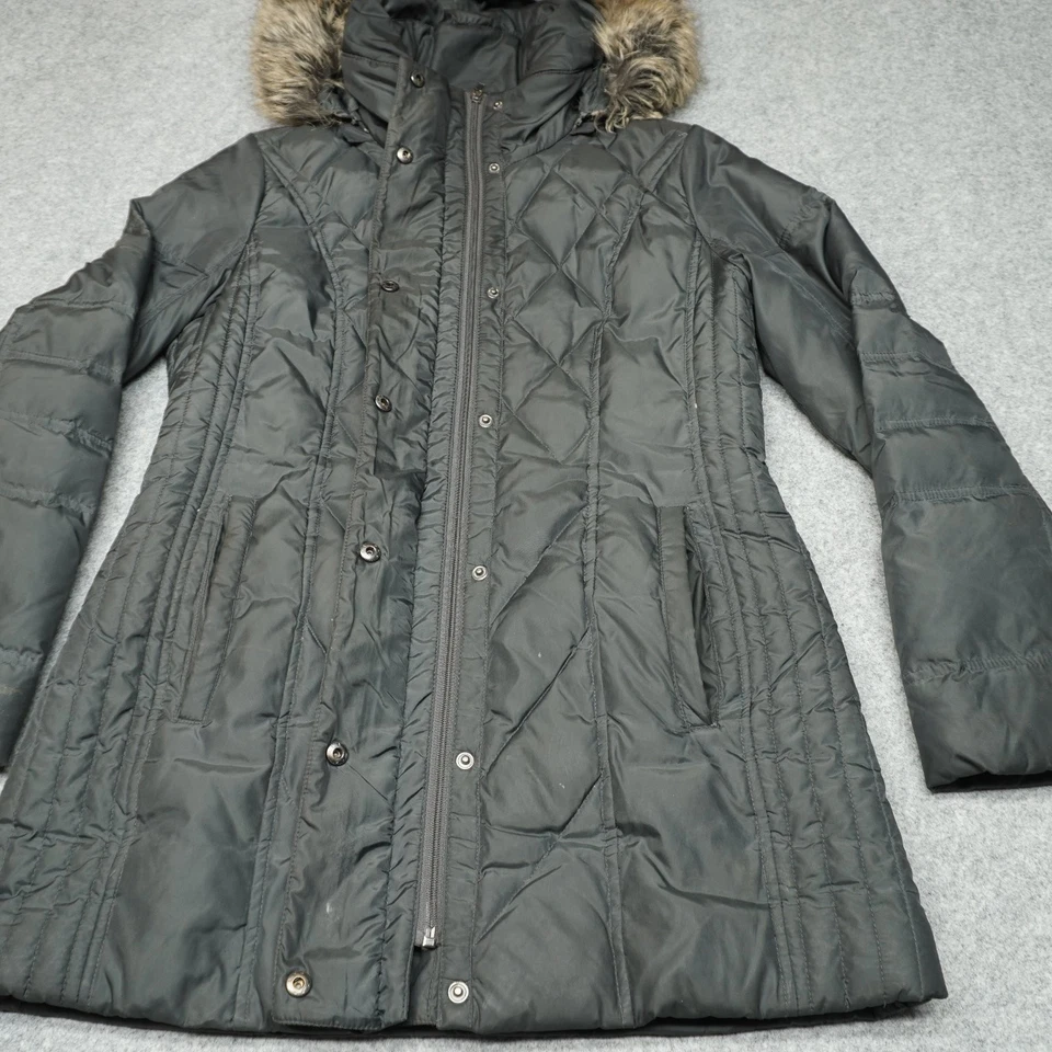 Abrigo acolchado London Fog para mujer negro pequeño forrado de piel sintética con capucha Foto 2 de 4