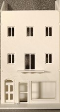Casa per fondale plastico H0 con terrazzo, due piani e negozio