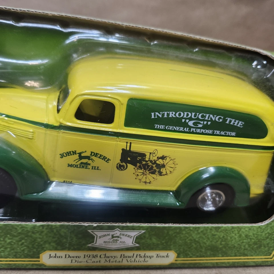 John Deere 1938 Chevy Panel Pickup Truck G Tractor Coin Bank 1/25 Ertl #15235 - Image 2 of 4