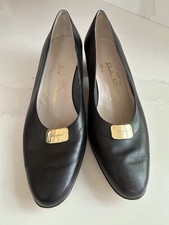 SALVATORE FERRAGAMO BOUTIQUE BLACK PUMPS WITH GOLD FERRAGAMO EMBLEM SZ 10