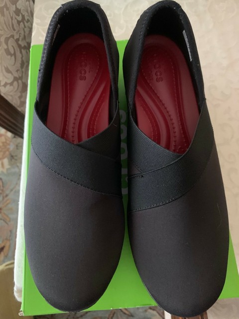 crocs women's busy day stretch asymmetrical wedge