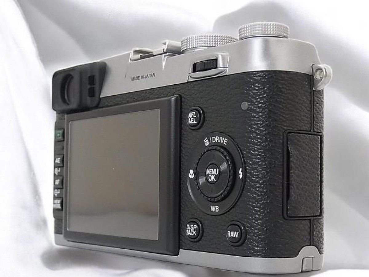 MINT in Box Case] Fujifilm FinePix X Series X100 12.3MP Silver
