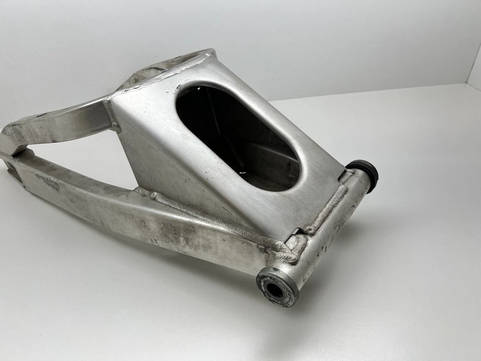 Оригинальный задний поворотный рычаг подвески 2000 Yamaha YZF R1 - Изображение 3 из 4