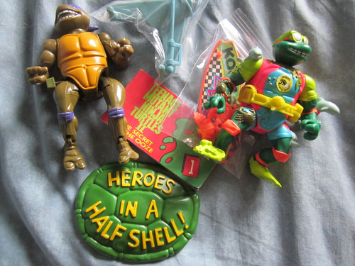 1990 VINTAGE TMNT MIKE SEWER SURFER, WIND UP DONATELLO, SHELL BADGE & OOZE BOOK