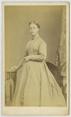 CDV 1868 J. Cèbe à Douai. Julie Dubrulle. Widmung an Albertine de Montaignac.
