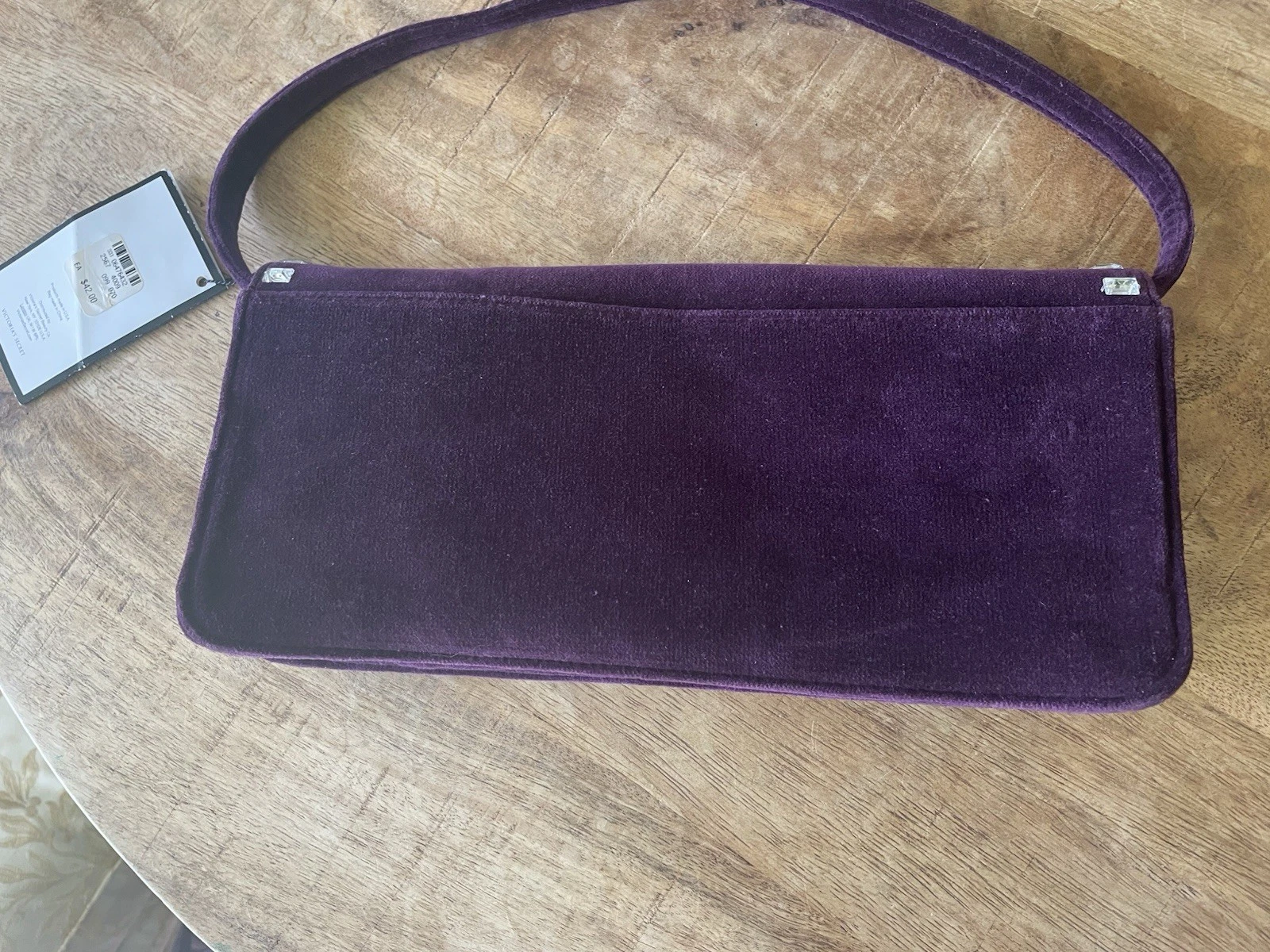 UNDERCOVER Abito Victoria Secret in velluto viola borsetta o pochette di design