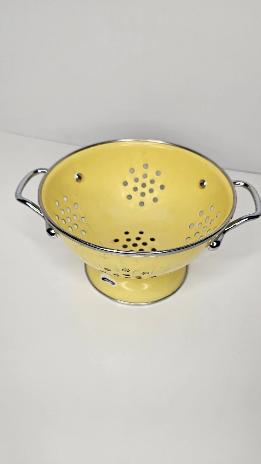 Yellow Metal Colander Strainer w/ Handles, 6.5 in Diameter, Vintage/Retro Small
Opens in a new windo