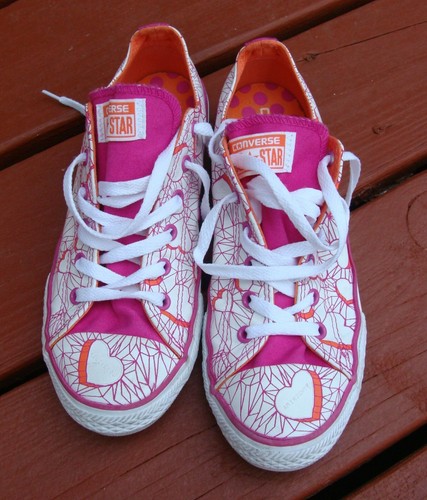 pink heart converse
