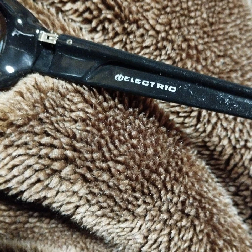 Gafas de sol ELECTRICAS marco negro lente negra cuadrada ojo de gato Foto 2 de 4