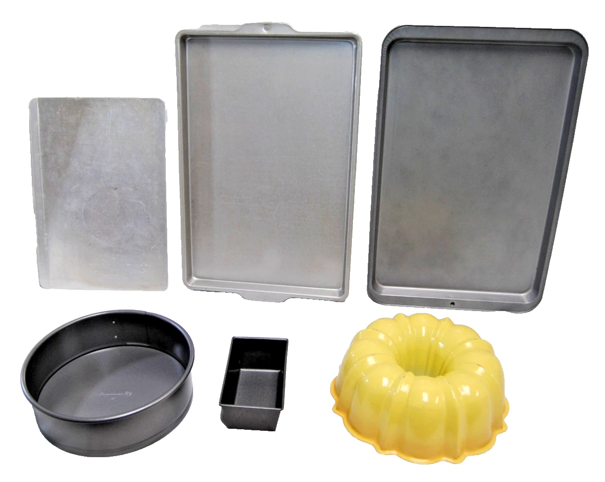 Assorted Baking Items Cookie Sheets, Cake Pans, Loaf Pan Lot of 6 Items M5272