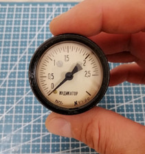 Vintage Soviet Small manometer pressure indicator, 0-2.5 bar, 1978