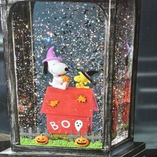 NEW Peanuts Halloween Swirling Glitter Lantern with Lights  Music Snoopy