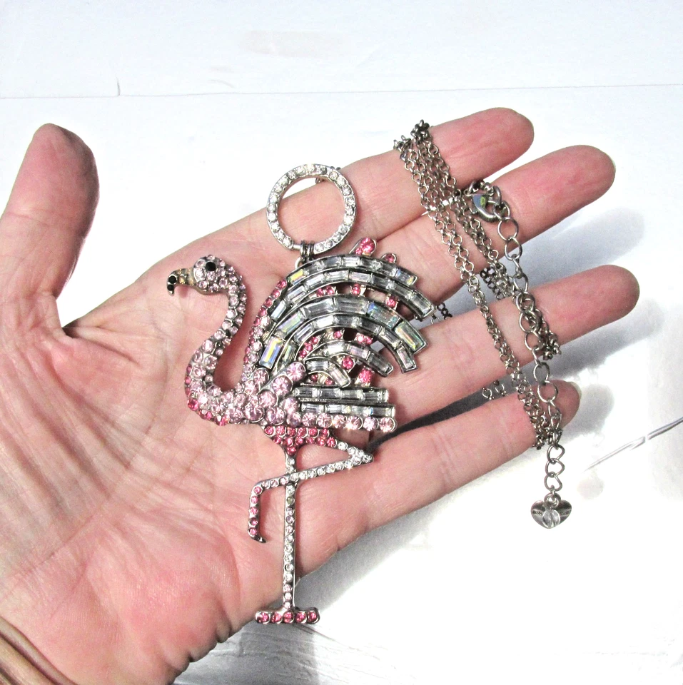 RARO Betsey Johnson Enorme Collar Largo Tono Plata Estrás Rosa FLAMINGO Foto 4 de 4