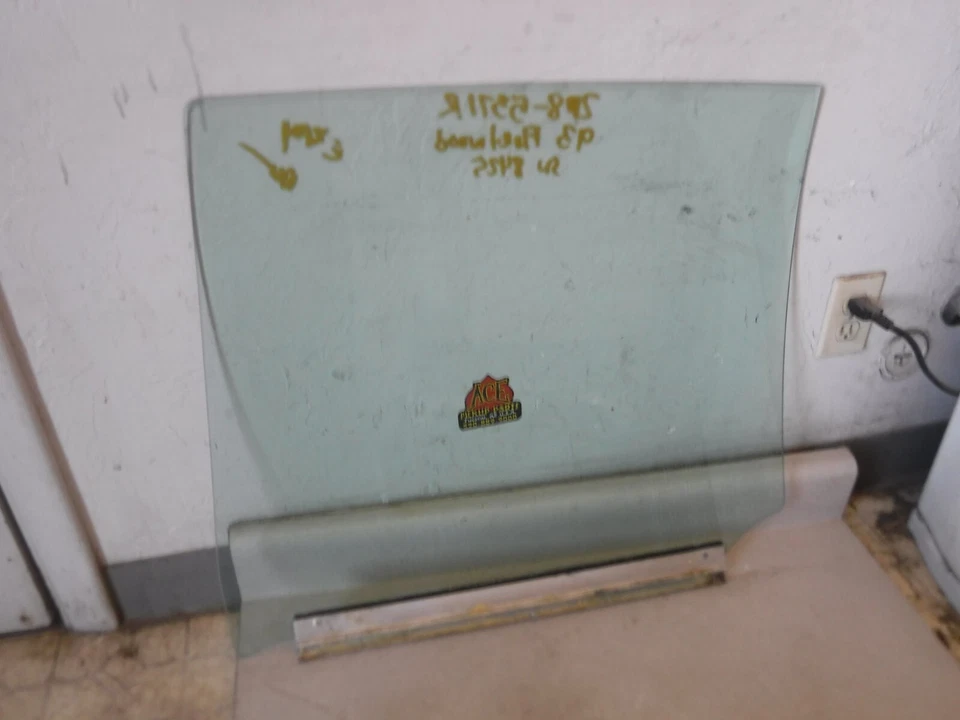 93 1993 Cadillac Fleetwood RWD Passenger Side REAR Door Glass OEM RIGHT REAR - Image 4 of 4