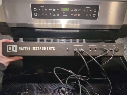 Native Instruments Komplete Kontrol S25 Mini USB/MIDI Keyboard 25 Keys W/ Cables - Picture 2 of 7