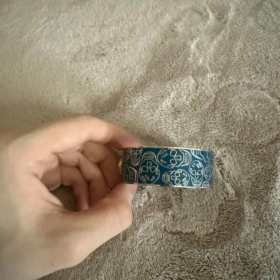 Brazalete Alexander McQueen Calavera Logo Icono Blanco Azul Esmalte Plata Bisagras Foto 2 de 4