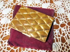 VTG 1950'S COMPACT GOLD TONE RAISED DESIGN w POUCH- POWDER SCREEN & PUFF NICE