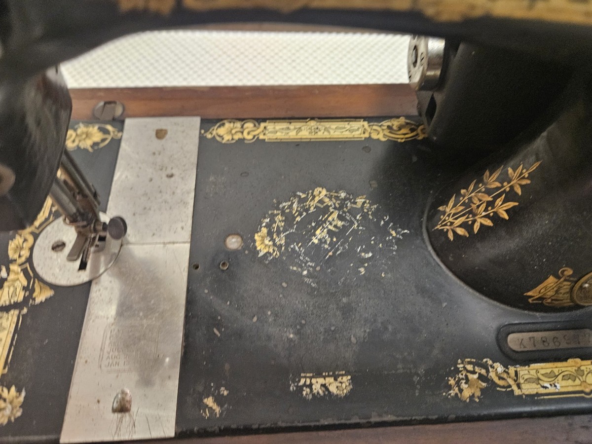 Antique Singer Sewing Machine in Wood Cabinet 1903 Model 28 | eBay