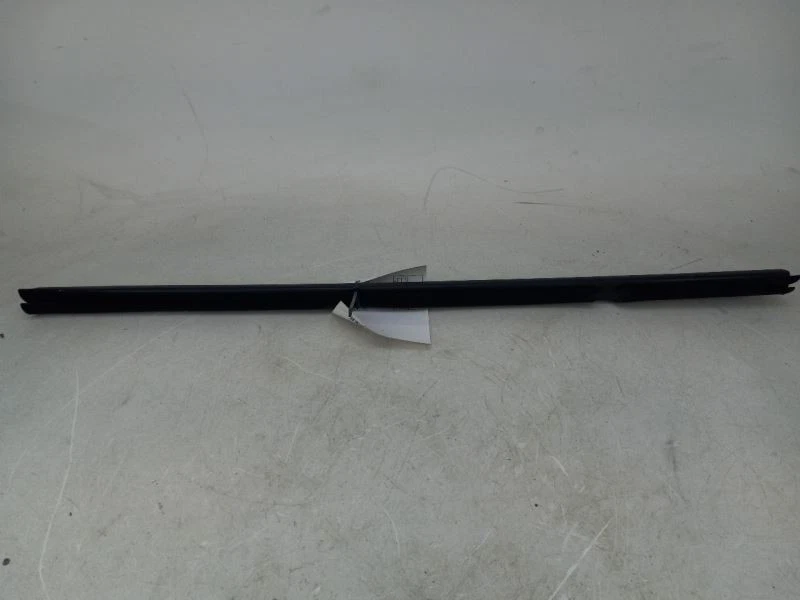 Cadillac CTS 2006 puerta trasera izquierda ventana exterior moldura Foto 2 de 4