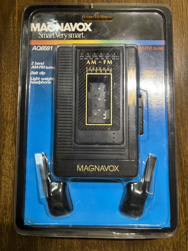 Magnavox AQ6591 Walkman Cassette Player AM/FM Vintage 1990s
