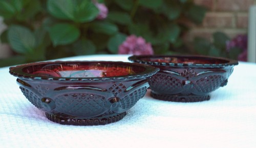 AVON Cape Cod rubinrot Preiselbeere geschliffenes Glas Beerenschale - ZWEI - Bild 1 von 3