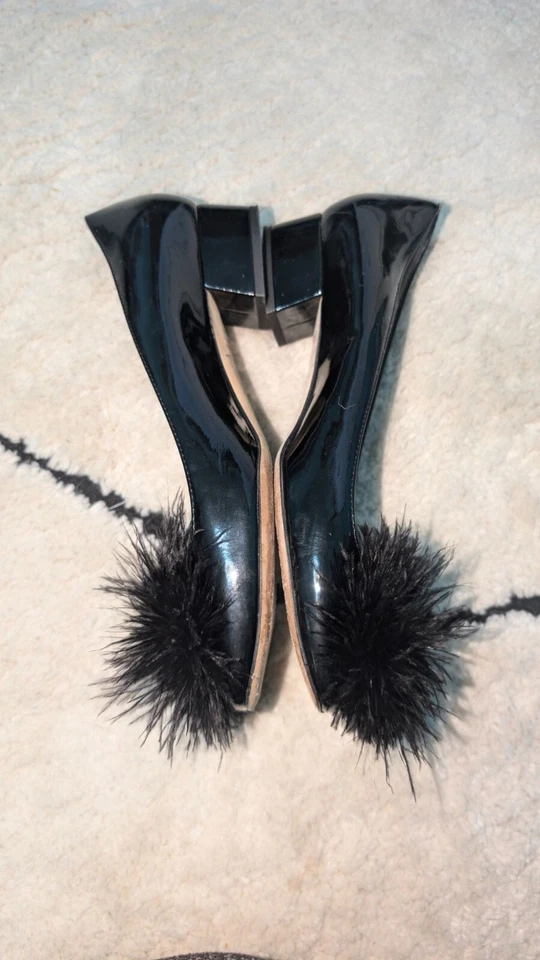 Zapatos de salón Kate Spade de cuero talla 6 cuero negro con puff de plumas Foto 2 de 4