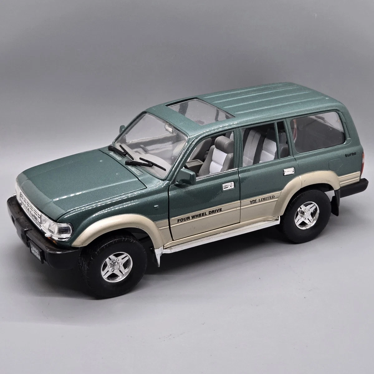 新品未使用 トヨタランクル80 1/18 Road Legends 絶版 LHD 絶版 1/18 トヨタ ランクル80 Road Legends 未展示 LHD 絶版 1/18